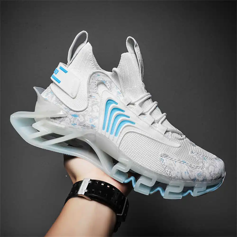 Street Fashion Style Male - Blaue Slipon-lange rosa Stiefel, hellgrüne Sneakers,