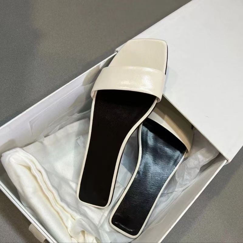 Street Fashion Look - 2026 Sommer Damenmode: Flache Slipper für