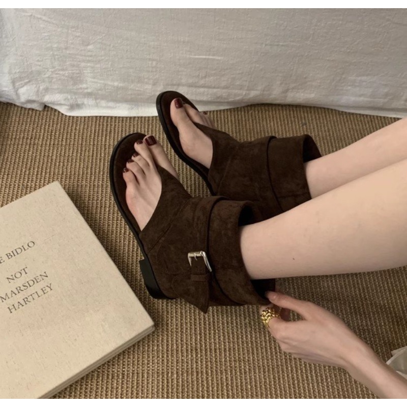 Street Fashion Rome 2026 - Sommermode-Trend: Lässige Stiefel mit weitem Schaft