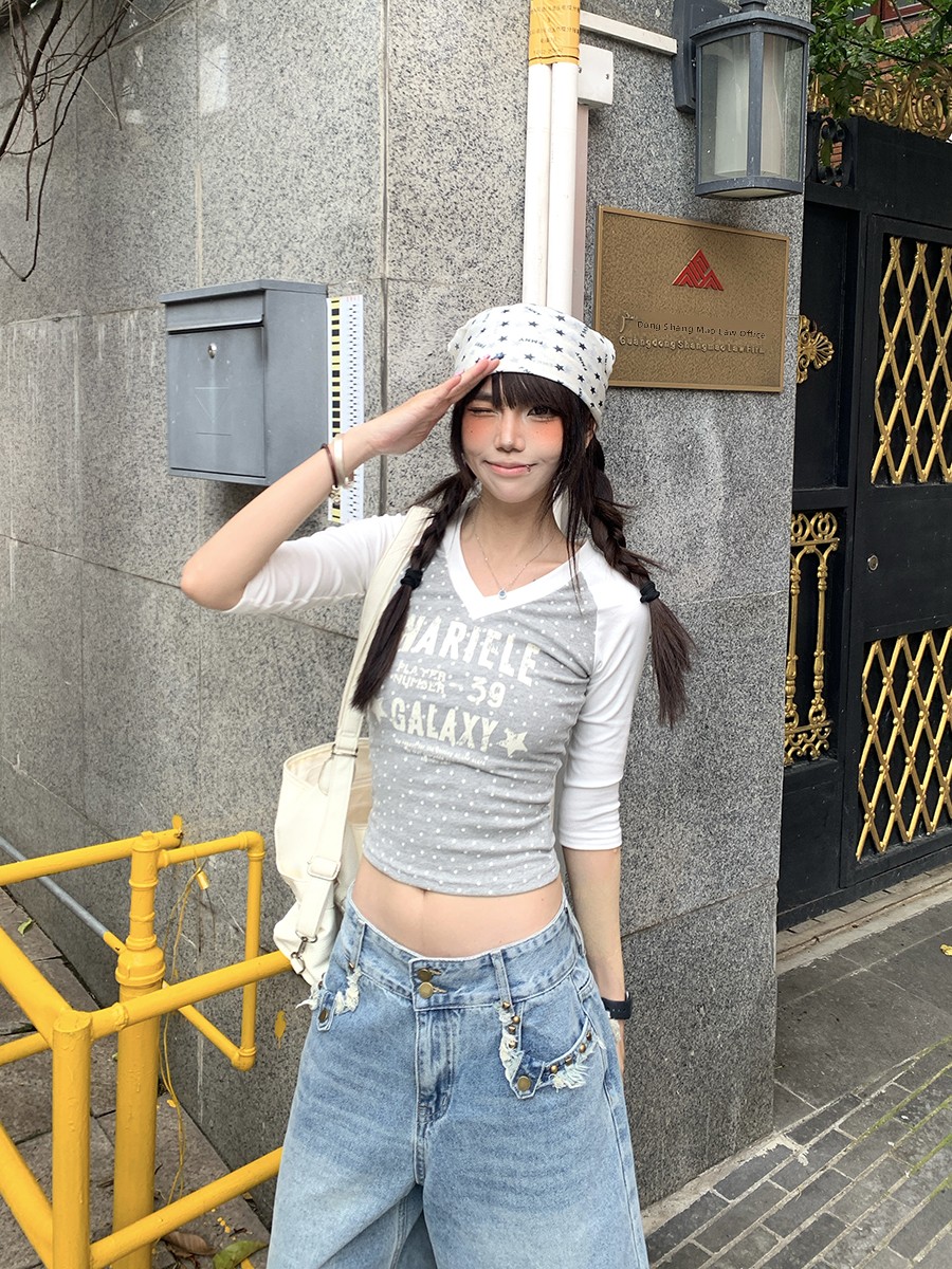 Street Fashion Korean Girl - Sommerliches Polka-Dot-Splice-T-Shirt mit V-Ausschnitt und Mittellangen